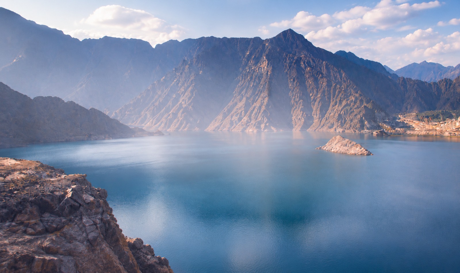 Calm turquoise lake framed by the Hatta mountains in the UAE